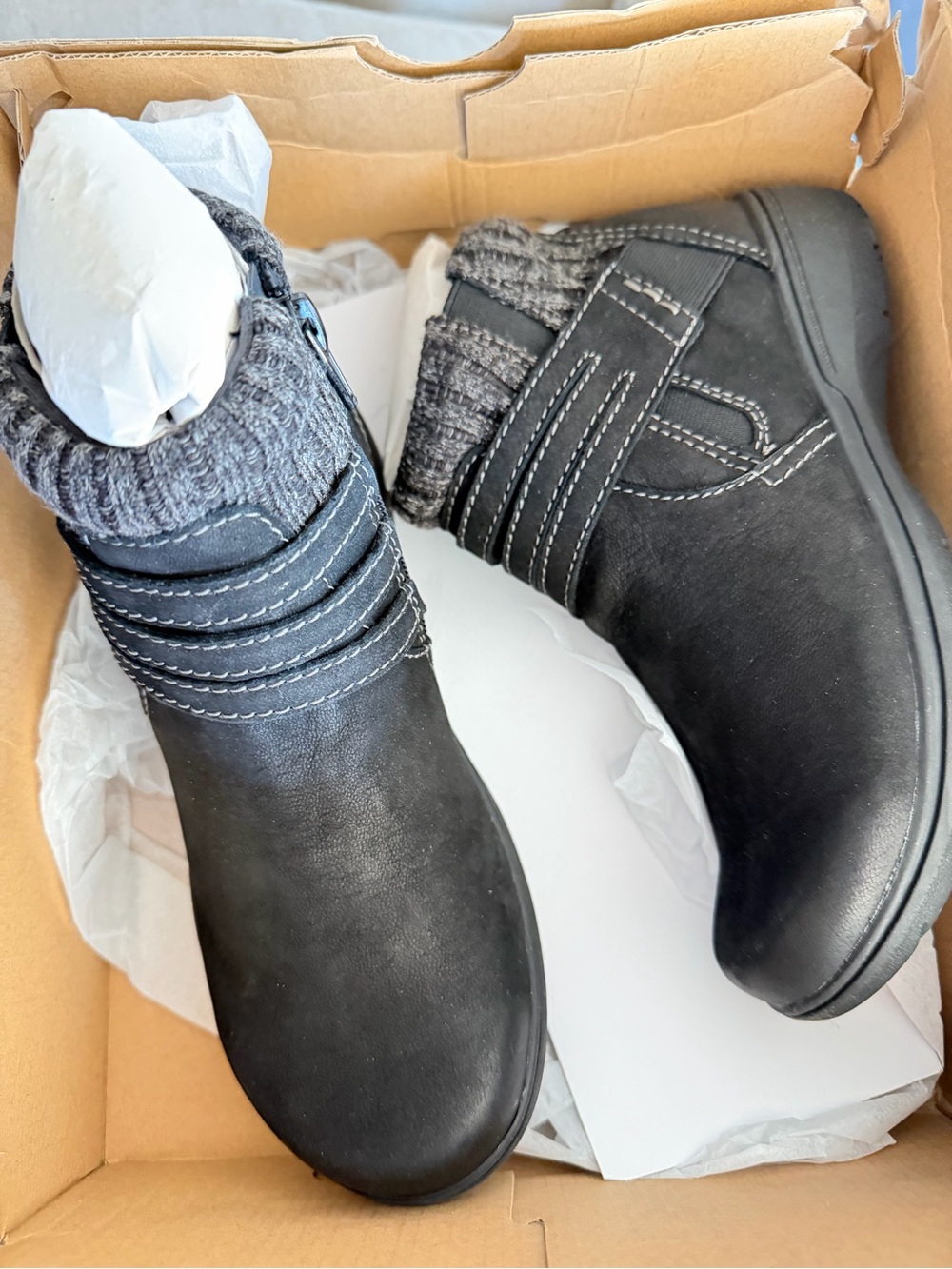 Clark’s Women's Black Ankle Booties with Knit Collar Sz 5.5